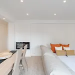 Host Wise - Bright Seaside Flat