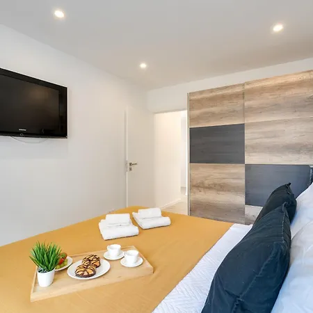 Host Wise - Bright Seaside Flat *