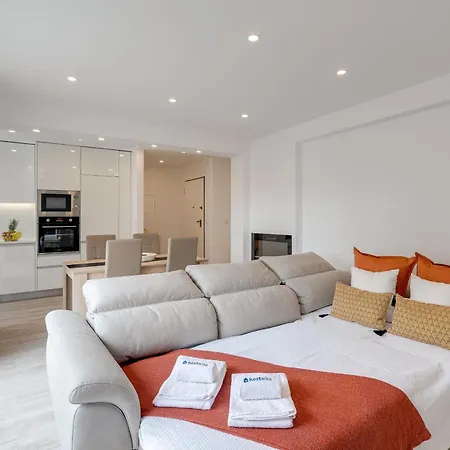 Host Wise - Bright Seaside Flat