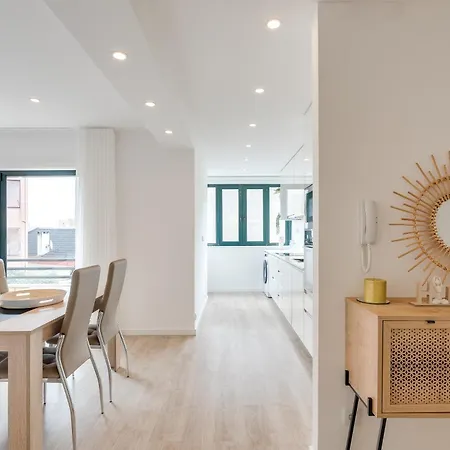 Host Wise - Bright Seaside Flat *