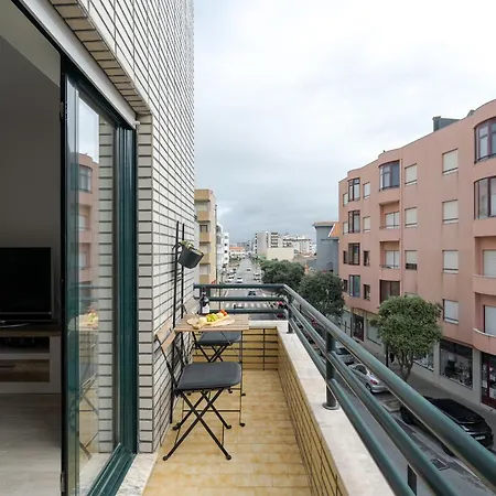 Host Wise - Bright Seaside Flat