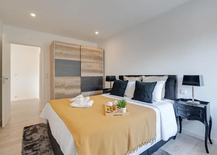 Host Wise - Bright Seaside Flat