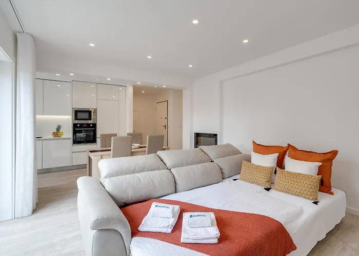 Host Wise - Bright Seaside Flat