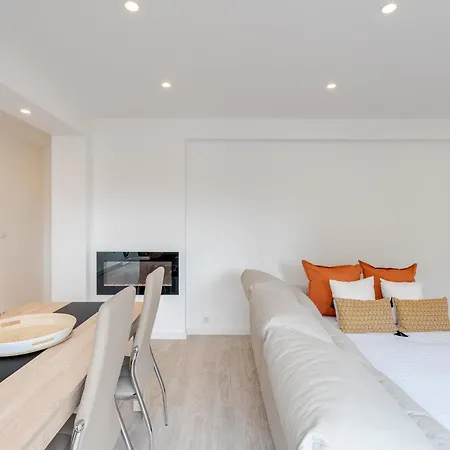 Host Wise - Bright Seaside Flat