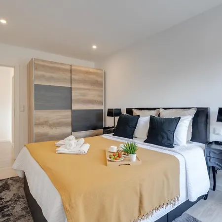 Host Wise - Bright Seaside Flat