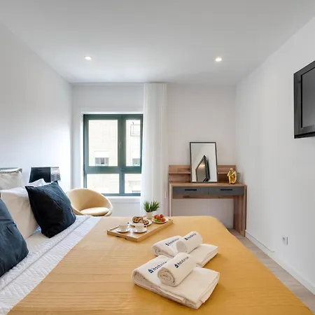 Host Wise - Bright Seaside Flat *