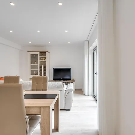 Host Wise - Bright Seaside Flat 波瓦－迪瓦尔津