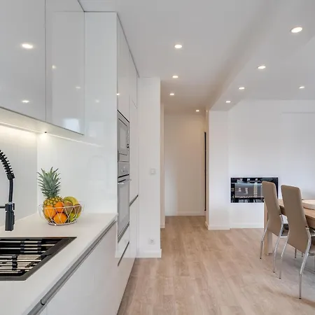 Host Wise - Bright Seaside Flat *