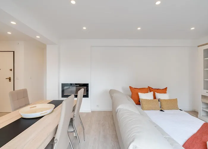 Host Wise - Bright Seaside Flat