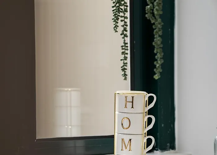 Host Wise - Bright Seaside Flat Apartment