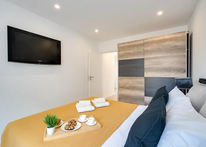 Host Wise - Bright Seaside Flat *