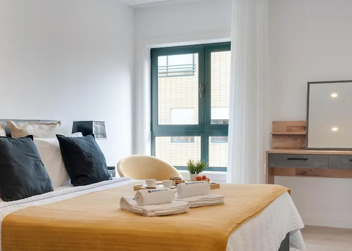 Apartment Host Wise - Bright Seaside Flat