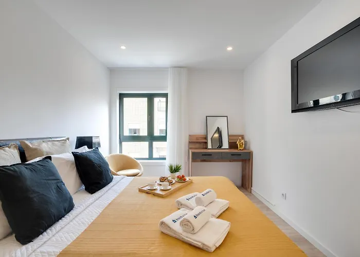 Host Wise - Bright Seaside Flat *