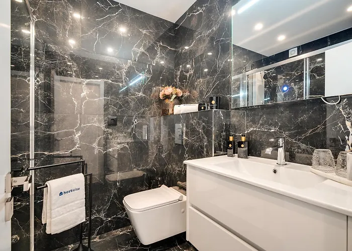 Host Wise - Bright Seaside Flat