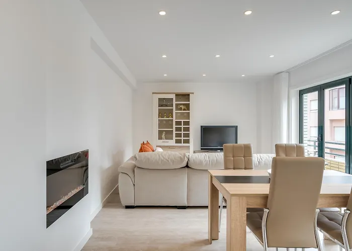 Host Wise - Bright Seaside Flat شقة