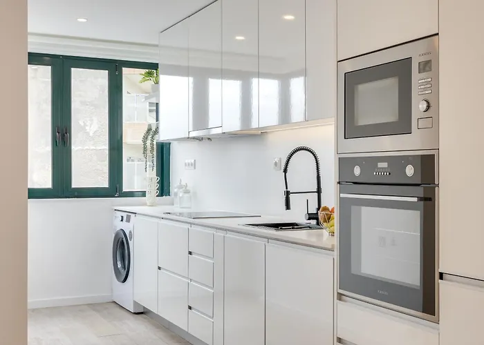 Host Wise - Bright Seaside Flat شقة *