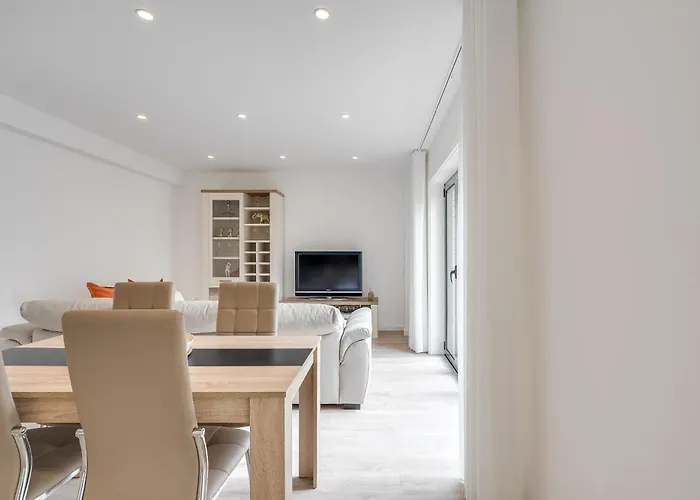 Host Wise - Bright Seaside Flat بوفوُ جي فارزيم