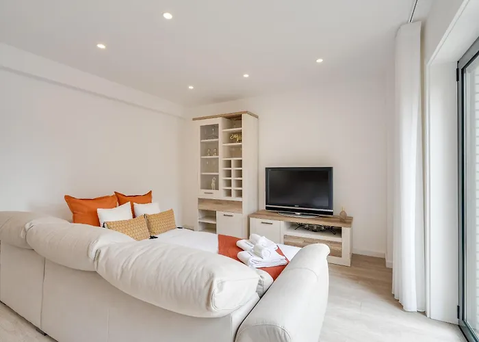 Host Wise - Bright Seaside Flat * بوفوُ جي فارزيم