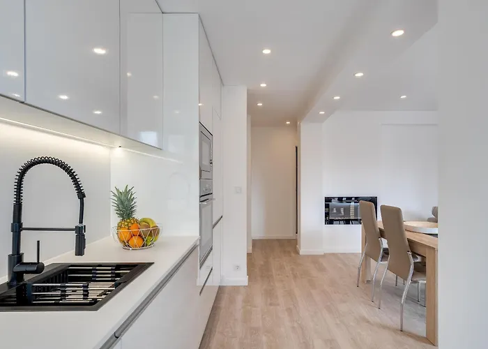 Host Wise - Bright Seaside Flat *