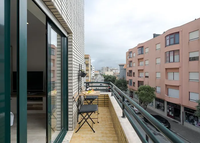 Host Wise - Bright Seaside Flat